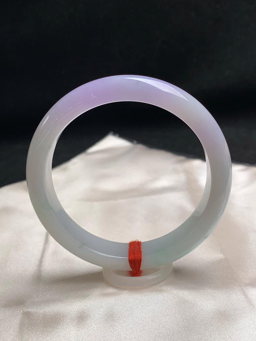 620046，58圈口，糯化飘紫正圈平安镯，白底飘一截紫罗兰，带点绿花 商品图0