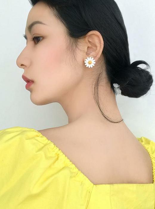 欧美小众设计~白色烤漆小雏菊花朵不对称925银针耳环耳钉耳饰 商品图11