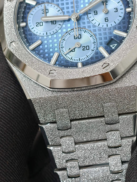 APS皇家橡树26240，霜金款渐变蓝，搭载4401飞返一体机，刻字机芯，顶工艺，至于正品original原版开模的super copy版本 做工精良 打磨精细 每一个细节处都尽显匠心精神❕❕❕ 商品图3