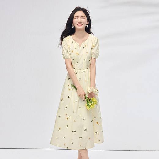 【专属特价】熙世界刺绣碎花连衣裙女短袖2025夏日新款法式显瘦收腰a字中长裙 商品图4