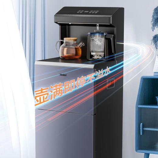 海尔茶吧机Z50 壶满即停加热壶，防干烧、防溢水； 食品级304不锈钢一体成型加热壶； 食品级管路，饮用更放心； 彩晶钢化玻璃面板； 13档加热温度可调; 1-24h保温可调； 高原沸点自动识别； 商品图3