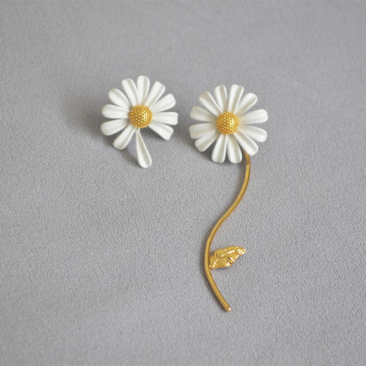欧美小众设计~白色烤漆小雏菊花朵不对称925银针耳环耳钉耳饰 商品图6