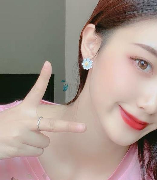 欧美小众设计~白色烤漆小雏菊花朵不对称925银针耳环耳钉耳饰 商品图10