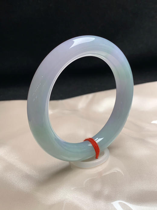 620045，56.6圈口，糯化春彩圆条福镯，种老水足，底子细润，粉紫底飘绿，整体清爽 商品图1