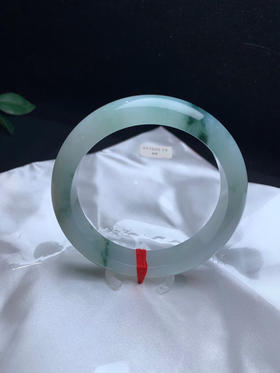 620041，60.2飘花正圈手镯，清爽干净，飘清新蓝花，整体均匀细腻