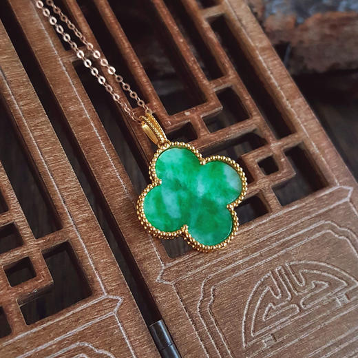 【天然正品】A货翡翠AU375黄金镶天然糯种绿色幸运四叶草造型翡翠吊坠项链26.2*20.3*2.3MM（皆取最大值）女士现售价：1280特价！060525NJS27 商品图2