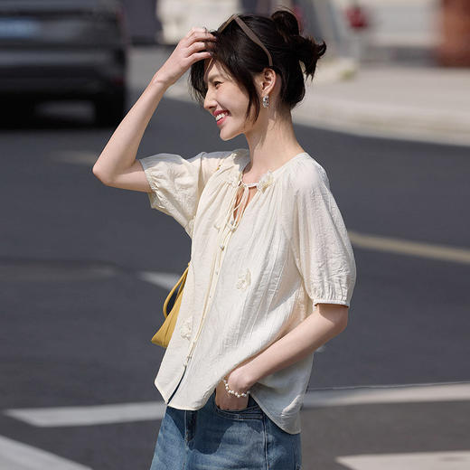 【专属特价】熙世界休闲风立体花朵短袖衬衫女设计感洋气减龄上衣2025夏日新款 商品图4