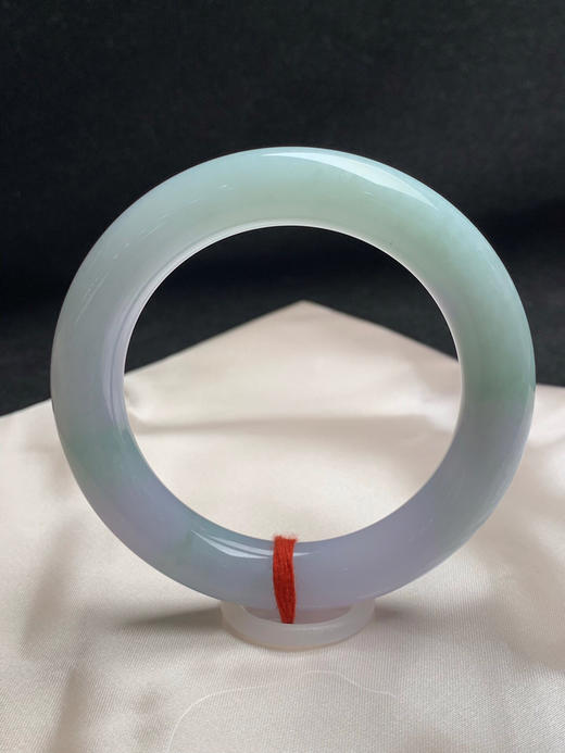 620045，56.6圈口，糯化春彩圆条福镯，种老水足，底子细润，粉紫底飘绿，整体清爽 商品图3