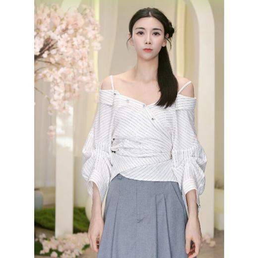 MAXRIENY斜领长袖休闲风修身型宽松型衬衫名媛泡泡袖小众设计感 商品图3