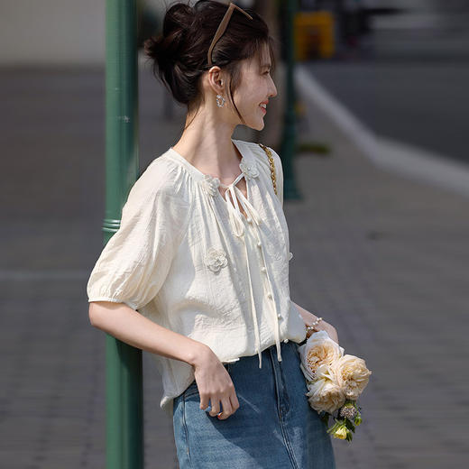 【专属特价】熙世界休闲风立体花朵短袖衬衫女设计感洋气减龄上衣2025夏日新款 商品图3