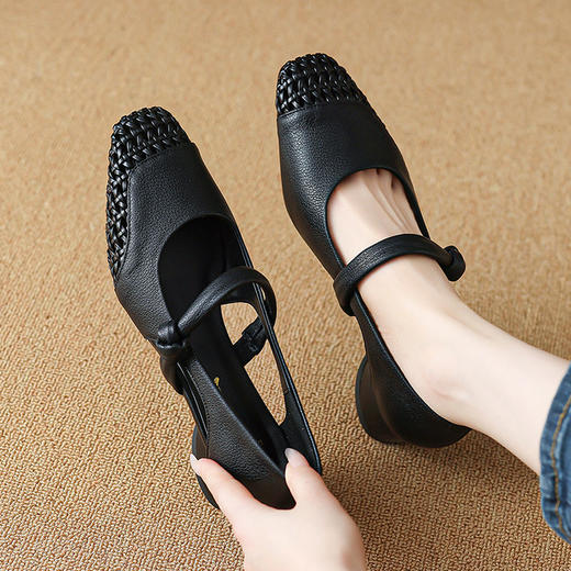 【预售5天】法式编织浅口方头粗跟单鞋女百搭舒适真皮中跟一字带镂空凉鞋HCYYHD&6153 商品图1