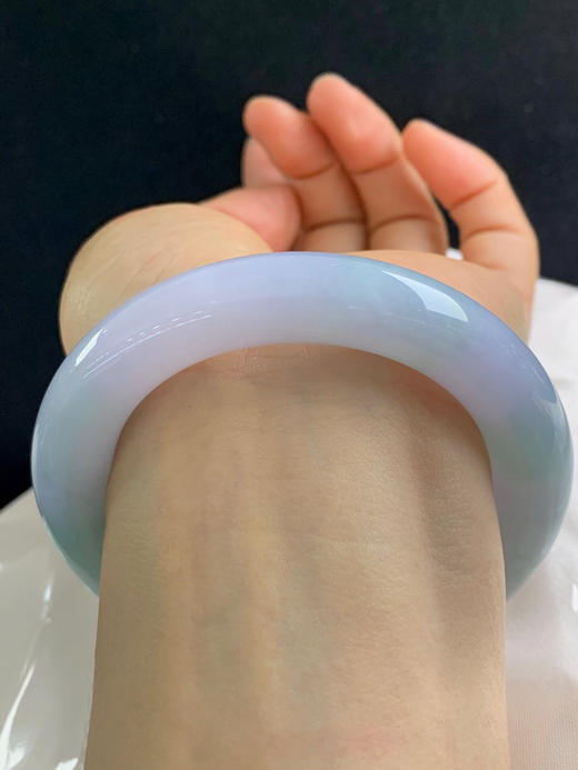 620045，56.6圈口，糯化春彩圆条福镯，种老水足，底子细润，粉紫底飘绿，整体清爽 商品图4