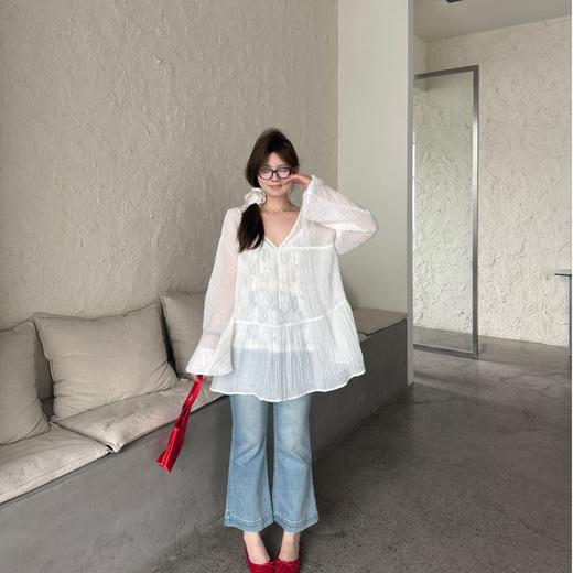 2025新品  软软同款【柔光滤镜】法式温柔甜美设计感系带V领长袖褶皱薄透上衣 商品图1