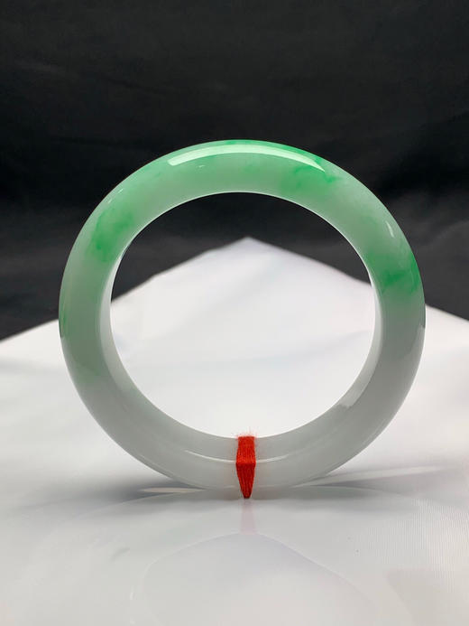 620057，57.8圈口，白底飘阳绿正圈平安镯，半截阳绿花色，底子细腻有水 商品图0