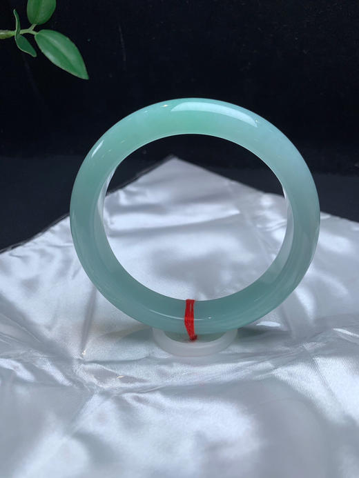 620052，60淡果绿底色手镯，整圈带果绿底 ，润润的，底妆非常细腻干净 商品图3