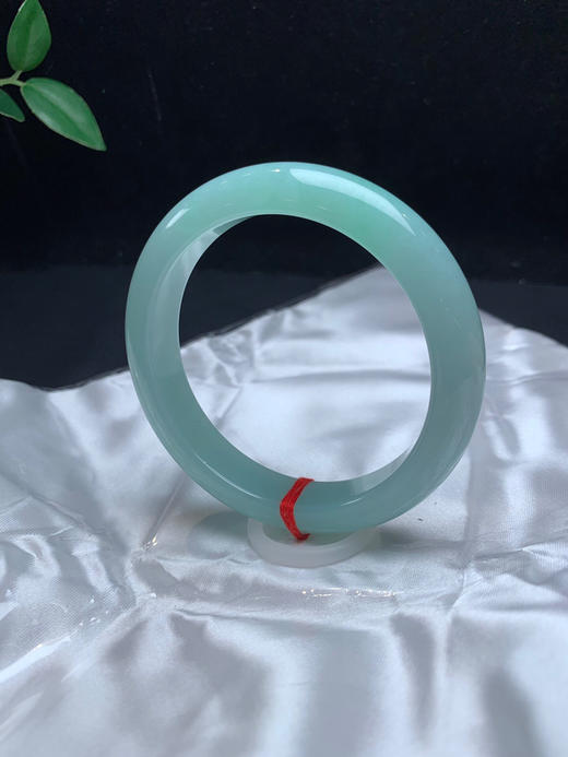 620052，60淡果绿底色手镯，整圈带果绿底 ，润润的，底妆非常细腻干净 商品图2