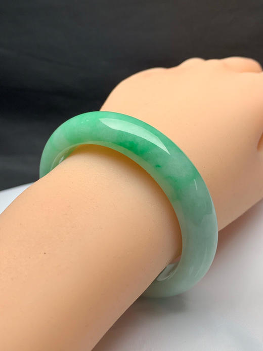 620056，53.5圈口，细糯满绿正圈平安镯，满绿底色飘半截阳绿，底子细腻 商品图5