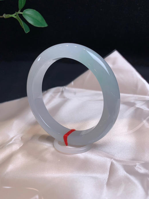 620050，55.7冰底手镯，冰透纯净，种老有光感，一截带清新甜绿底 商品图1