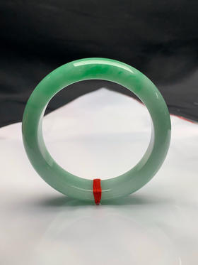 620056，53.5圈口，细糯满绿正圈平安镯，满绿底色飘半截阳绿，底子细腻