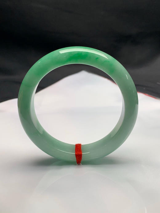 620056，53.5圈口，细糯满绿正圈平安镯，满绿底色飘半截阳绿，底子细腻 商品图0