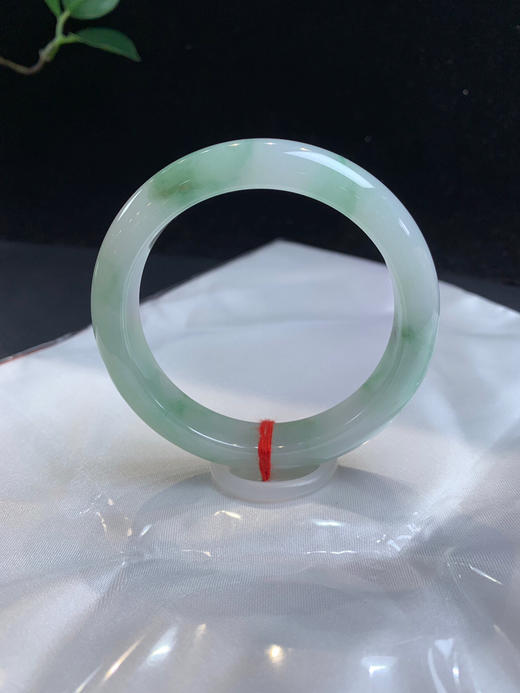 620047，53.2飘绿正圈手镯，种老、底妆细腻干净，润润的 商品图0
