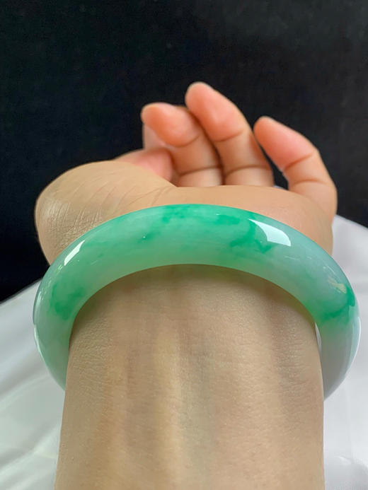 620057，57.8圈口，白底飘阳绿正圈平安镯，半截阳绿花色，底子细腻有水 商品图4