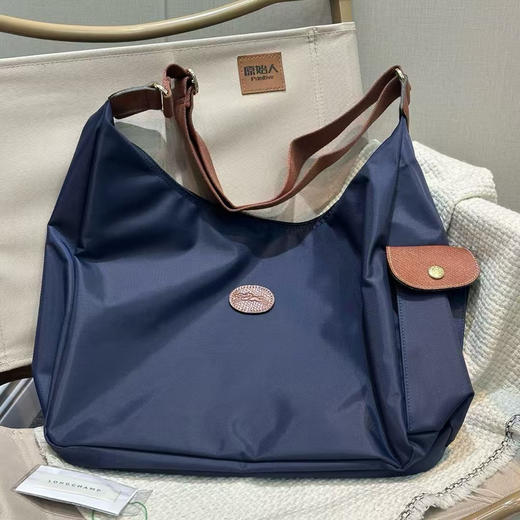 福利捡漏外贸尾单｜Longchamp/L 龙骧 Le Pliage 28 HOBO王菲同款尼龙复古邮差包单肩手提包
尺寸容量：
尺寸：35cm×27.5cm×13cm
三个色 商品图4