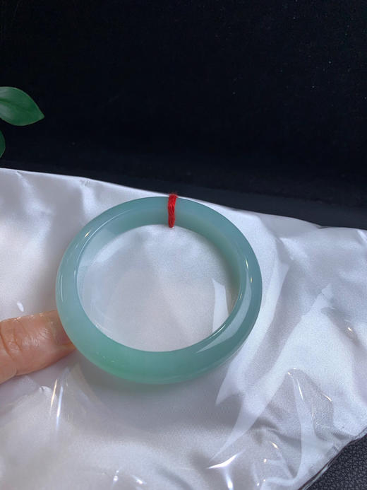 620052，60淡果绿底色手镯，整圈带果绿底 ，润润的，底妆非常细腻干净 商品图4