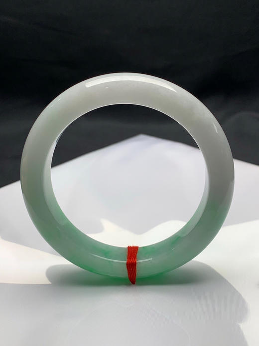 620057，57.8圈口，白底飘阳绿正圈平安镯，半截阳绿花色，底子细腻有水 商品图3