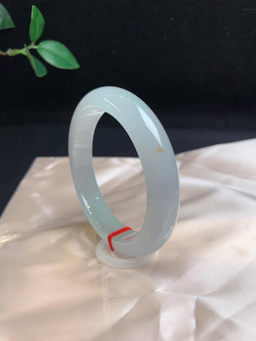 620051，55.5冰底正圈手镯，冰透纯净，种老有光感，一截带清新甜绿底，有颗特色洒金 商品图3