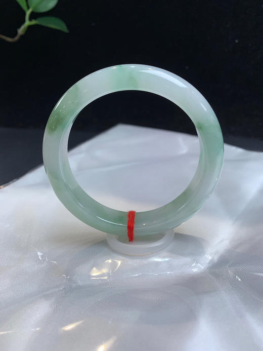 620047，53.2飘绿正圈手镯，种老、底妆细腻干净，润润的 商品图2