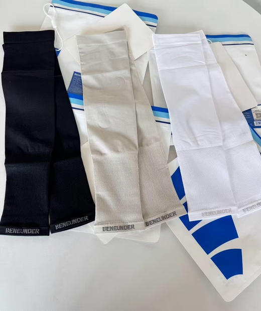 正品蕉下冰袖，全部原包装带码带吊牌
库存仅此一批1000对
男女士情侣款均码
颜色：黑色白色灰色 商品图1