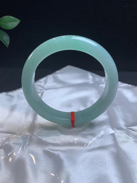 620052，60淡果绿底色手镯，整圈带果绿底 ，润润的，底妆非常细腻干净