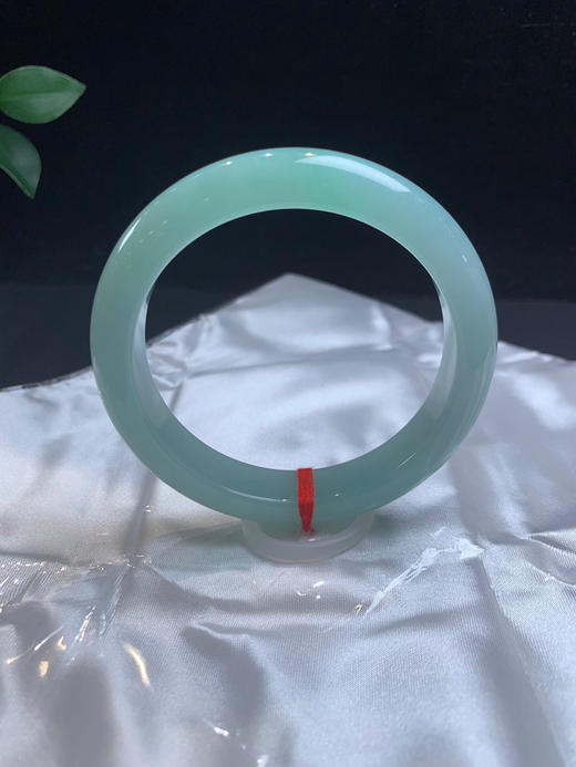 620052，60淡果绿底色手镯，整圈带果绿底 ，润润的，底妆非常细腻干净 商品图0