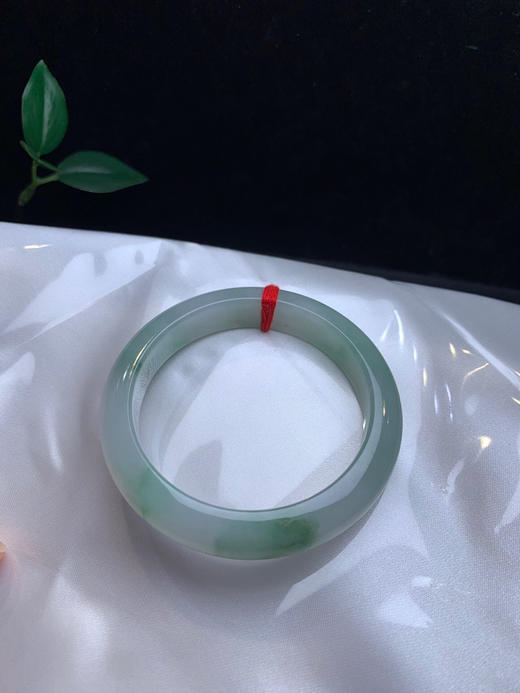 620047，53.2飘绿正圈手镯，种老、底妆细腻干净，润润的 商品图4
