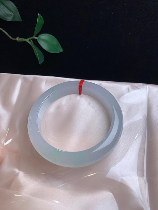 620050，55.7冰底手镯，冰透纯净，种老有光感，一截带清新甜绿底 商品图4