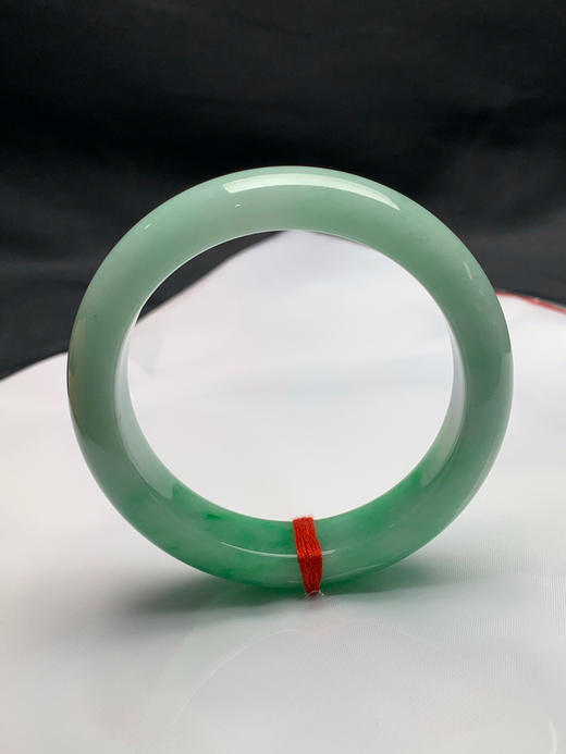 620056，53.5圈口，细糯满绿正圈平安镯，满绿底色飘半截阳绿，底子细腻 商品图3