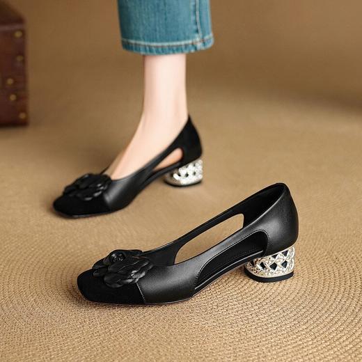 【预售5天】时尚法式小香风拼色花朵粗跟包头凉鞋女夏季新款方头中跟镂空浅口单鞋NJMK&K1617 商品图1