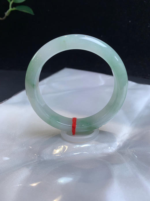 620047，53.2飘绿正圈手镯，种老、底妆细腻干净，润润的 商品图3