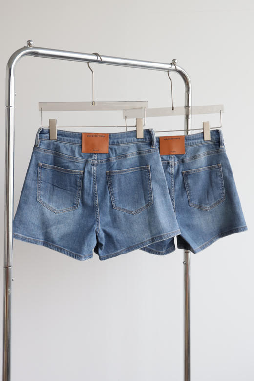 鸭梨山大 夏新款口袋铆钉皮标 女款弹力牛仔短裤 DK367 商品图5