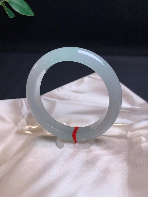 620051，55.5冰底正圈手镯，冰透纯净，种老有光感，一截带清新甜绿底，有颗特色洒金 商品图2