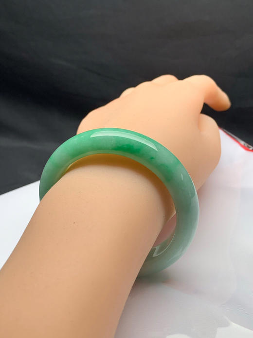 620056，53.5圈口，细糯满绿正圈平安镯，满绿底色飘半截阳绿，底子细腻 商品图4