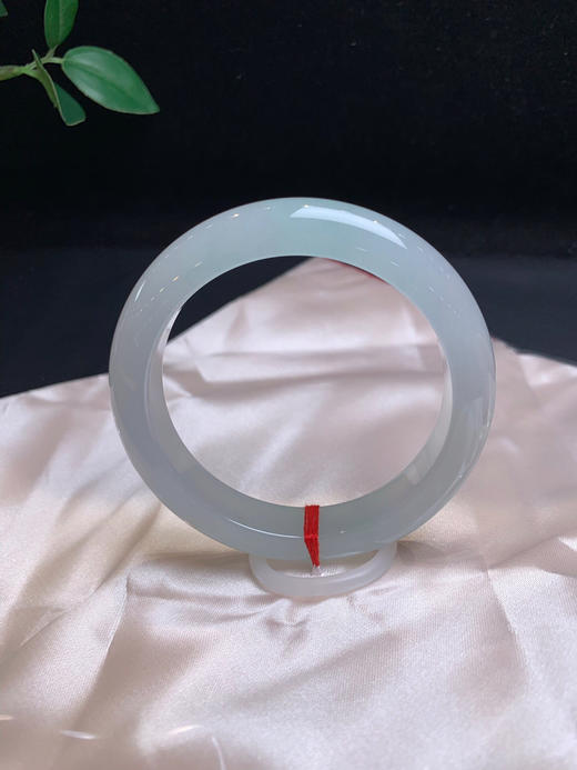 620051，55.5冰底正圈手镯，冰透纯净，种老有光感，一截带清新甜绿底，有颗特色洒金 商品图0