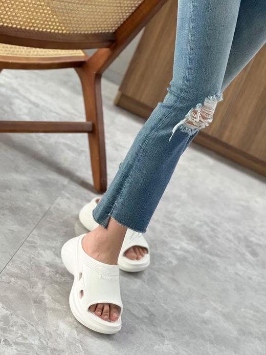 Crocs x  Balenciaga巴黎世家 套脚圆头 防臭一字拖鞋 白色（HC） 商品图1