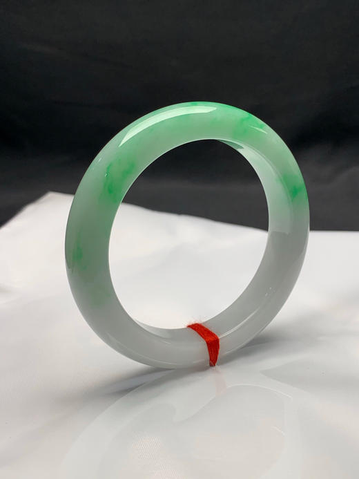 620057，57.8圈口，白底飘阳绿正圈平安镯，半截阳绿花色，底子细腻有水 商品图1