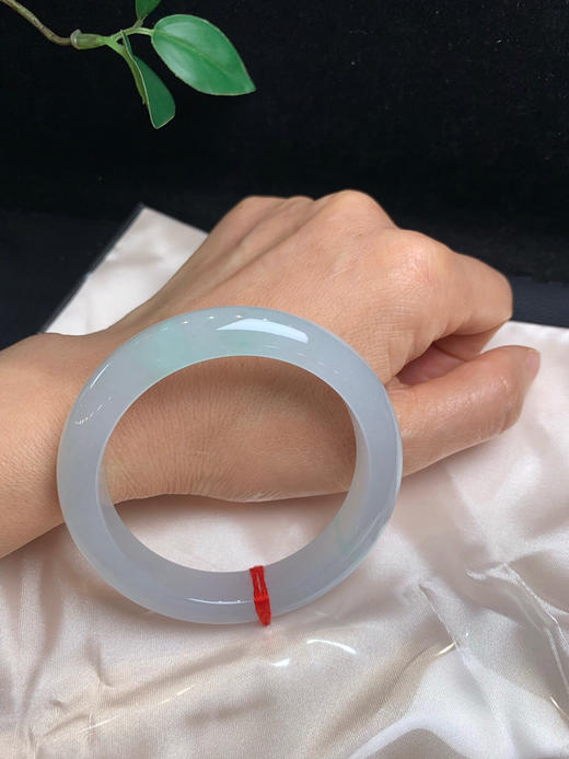 620050，55.7冰底手镯，冰透纯净，种老有光感，一截带清新甜绿底 商品图5