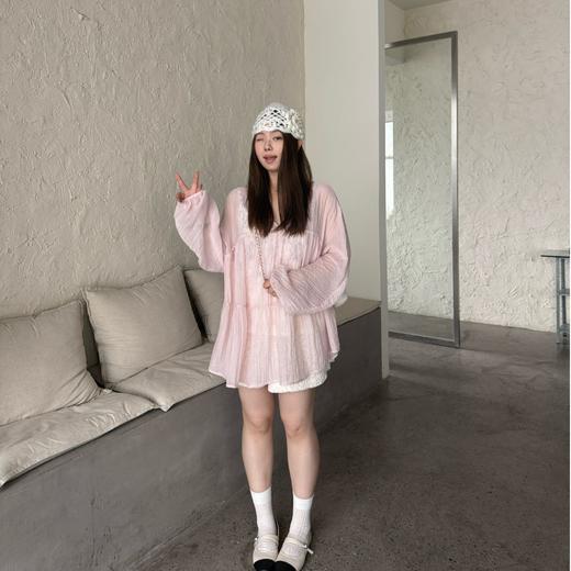 2025新品  软软同款【柔光滤镜】法式温柔甜美设计感系带V领长袖褶皱薄透上衣 商品图3