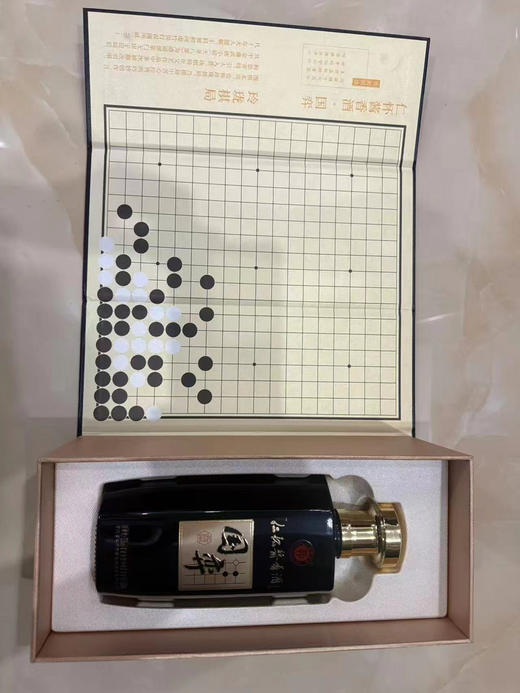 贵州仁怀酱香队黑白国弈。一件6瓶。三瓶黑酱三瓶白酱。零售价：酱白499 酱黑799元。棋界特惠价：酱白339 酱黑499。一件三黑三白合计：2514元。 商品图0