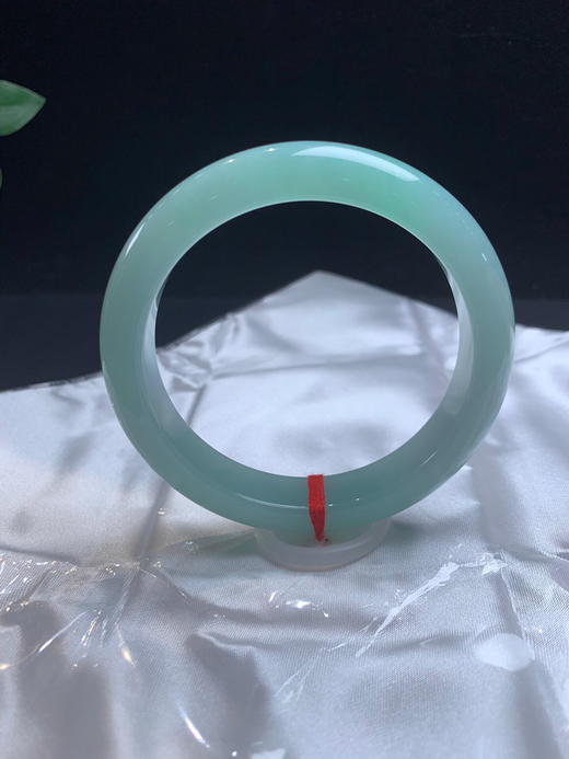 620052，60淡果绿底色手镯，整圈带果绿底 ，润润的，底妆非常细腻干净 商品图1