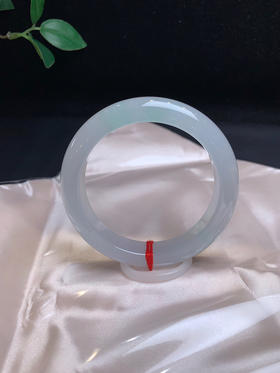 620050，55.7冰底手镯，冰透纯净，种老有光感，一截带清新甜绿底